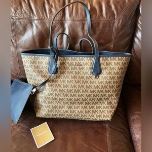 Spacious MICHAEL KORS tote bag w/ pouch 🤎💙